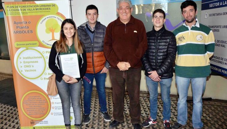 Estudiantes de la UNSL se suman a la campaña de forestación