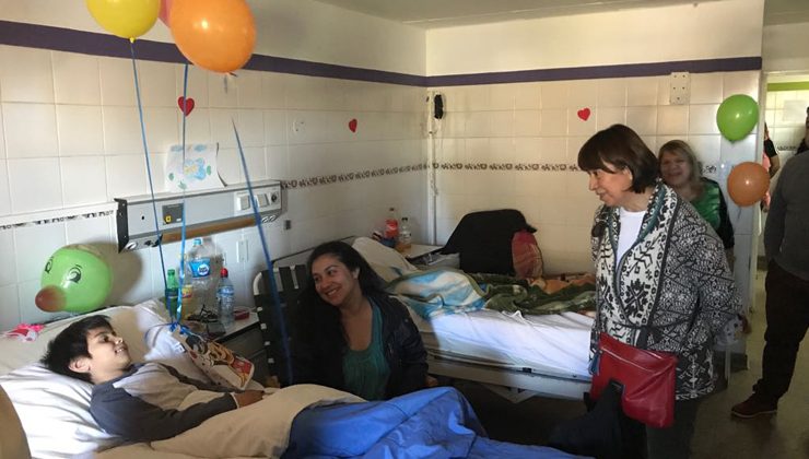 Corvalán visitó a los pequeños internados en el Hospital San Luis y en la Maternidad