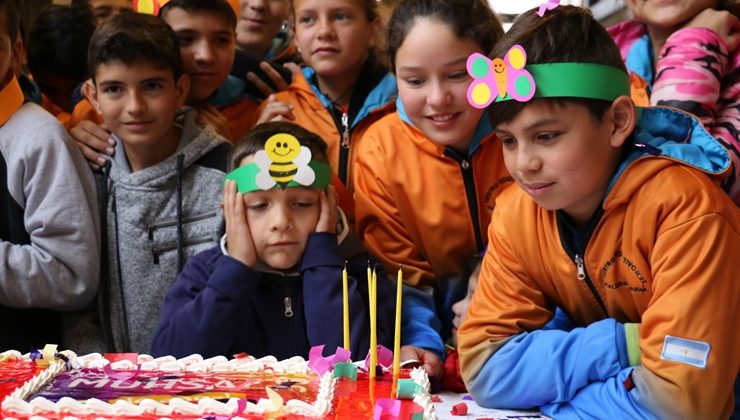 Alumnos y vecinos presentes en el cumpleaños Nº 4 del MUHSAL