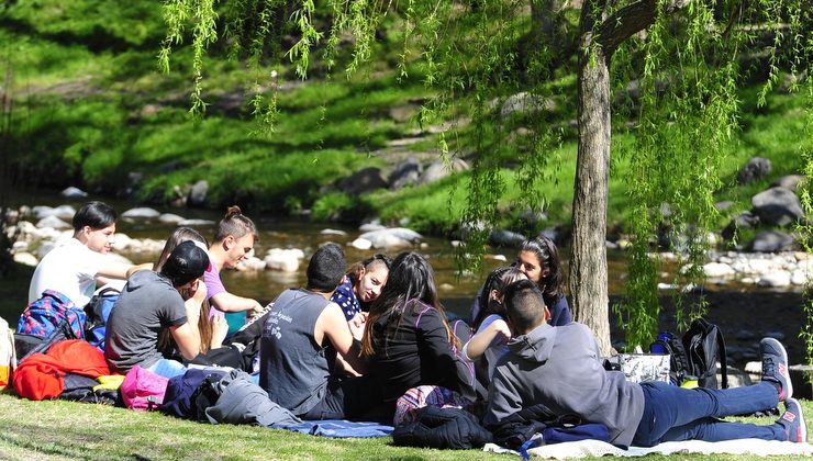 Miles de jóvenes reciben la primavera en El Trapiche