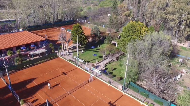 Comenzó el primer torneo profesional de tenis en San Luis