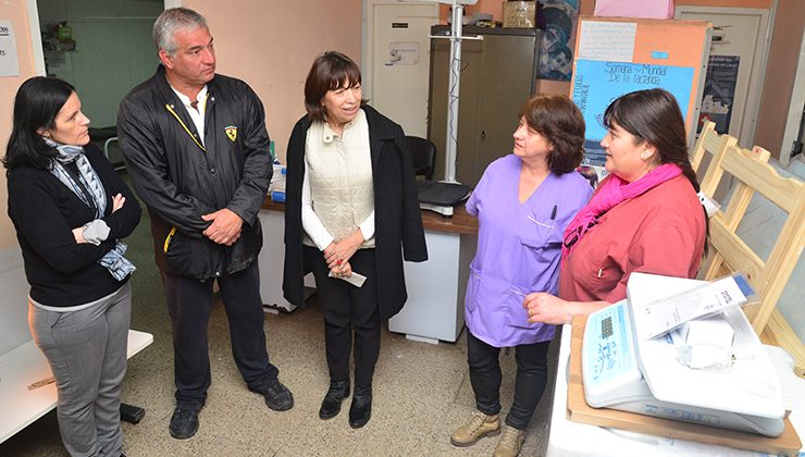 Corvalán entregó equipamiento médico al centro de salud de El Trapiche