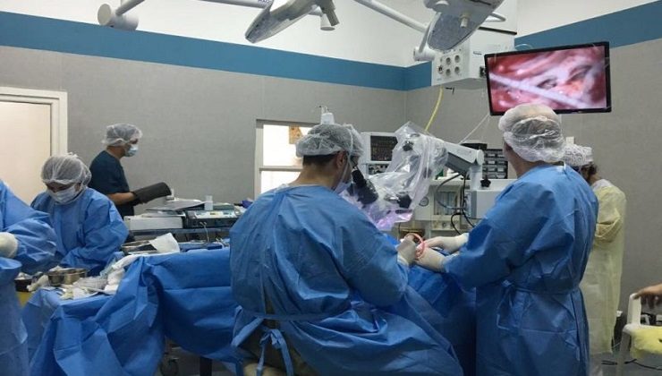 El equipo del Hospital San Luis realizó dos nuevos implantes cocleares