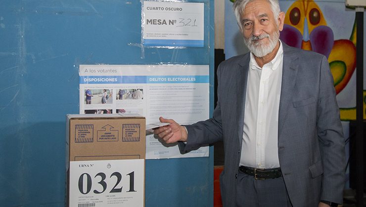 El gobernador emitió su voto