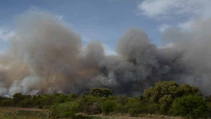 El fuego y el viento dejaron tres heridos y 30 evacuados en Paso Grande