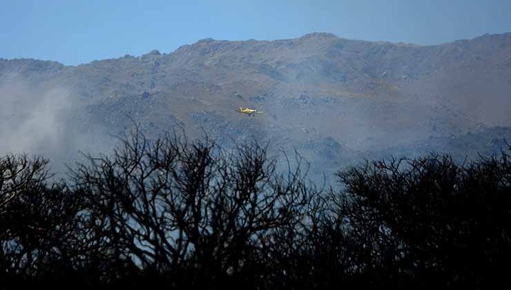 Los aviones hidrantes trabajan en los incendios en La Punta y en El Suyuque