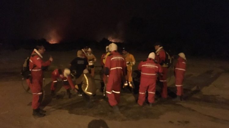 Bomberos continúan combatiendo los incendios en La Punta y El Suyuque