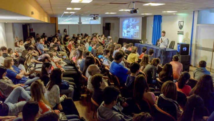 A sala llena, comenzó la Semana de la Robótica  