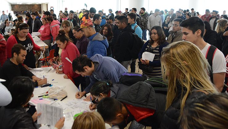 Comenzó la entrega de tarjetas de débito para los becarios