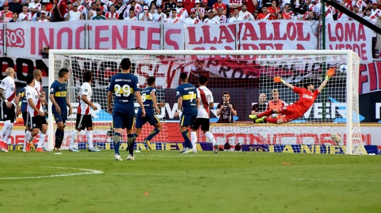 Boca le ganó a River un superclásico dramático, que tuvo tres goles y dos expulsiones