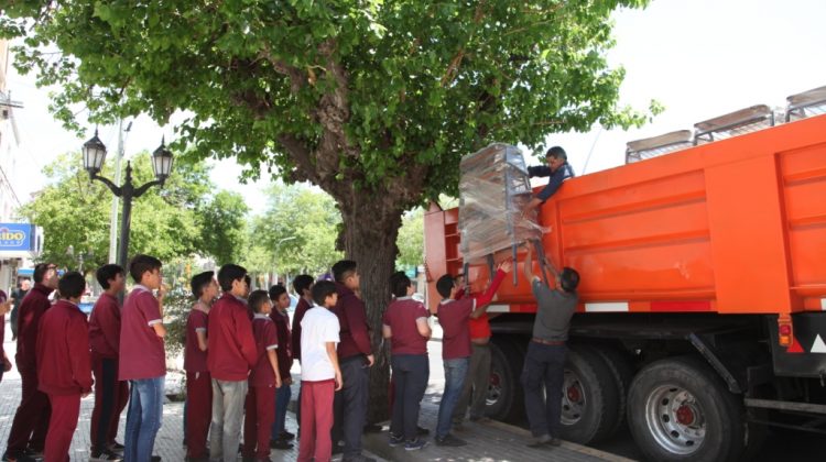 Entregan mobiliario a escuelas de la provincia