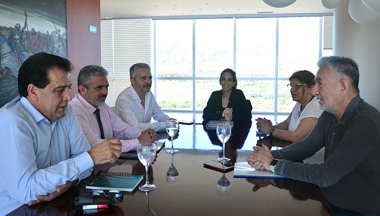 Reunión del gobernador con miembros del gabinete