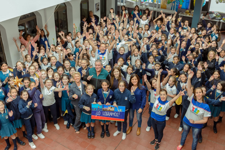 Los seis alumnos de primaria y secundaria que obtuvieron los máximos puntajes recibieron la noticia de que eran los ganadores 2017.