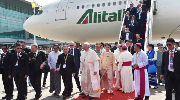 El papa Francisco llegó a Myanmar en una delicada visita oficial
