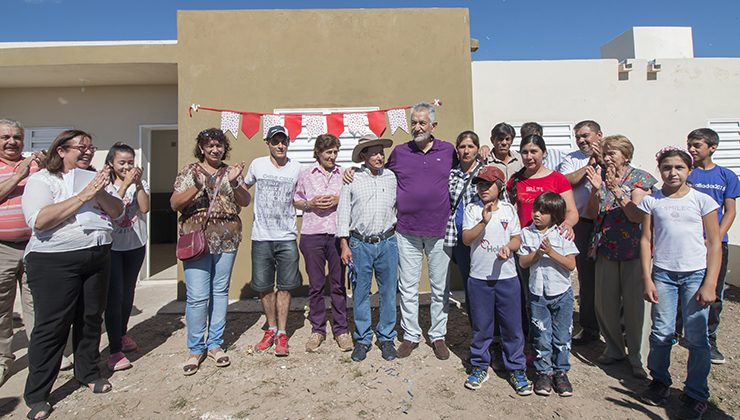 El gobernador entregó viviendas a familias inundadas de San Isidro