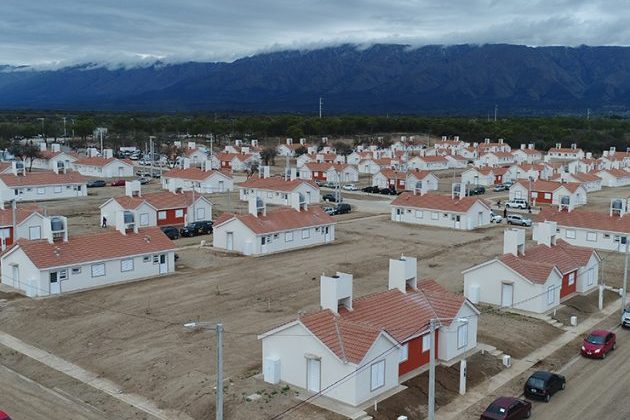 El gobernador entregó 32 viviendas sociales en Buena Esperanza