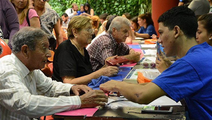 Jubilados y pensionados reciben las tablets en el Salón Blanco