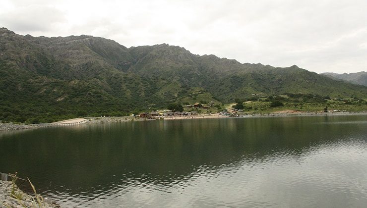 ¿Cuál es el trabajo que San Luis Agua realiza sobre los diques? 