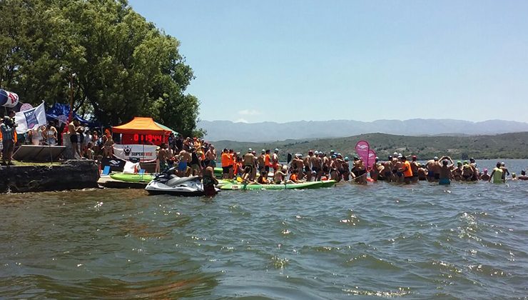 San Luis Agua acompañó el cruce anual a nado en el embalse