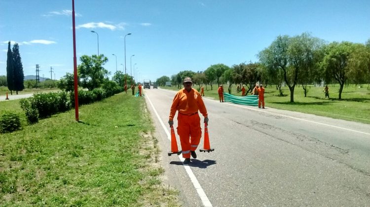 Intensifican los operativos de desmalezado y limpieza en las rutas y autopistas de la provincia