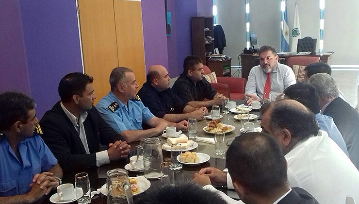 El ministro Ali está reunido con la Plana Mayor de la Policía provincial