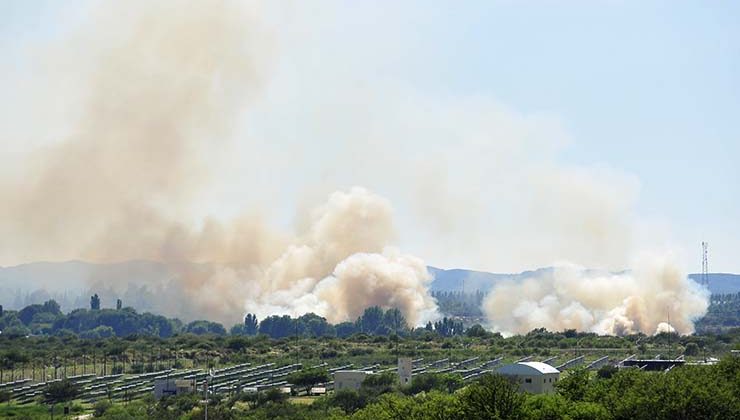 Combaten un incendio forestal en Juana Koslay