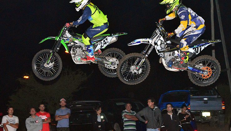 Crece el entusiasmo por el motocross nocturno en Terrazas