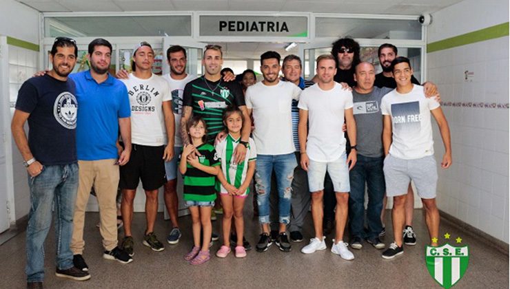 Futbolistas y dirigentes de Estudiantes llevaron regalos a los niños internados en el Hospital San Luis