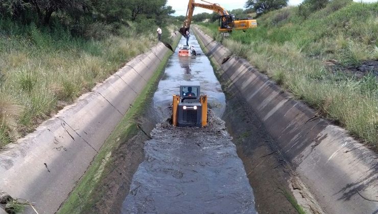 Se realizó la limpieza del canal revestido Paso de las Carretas