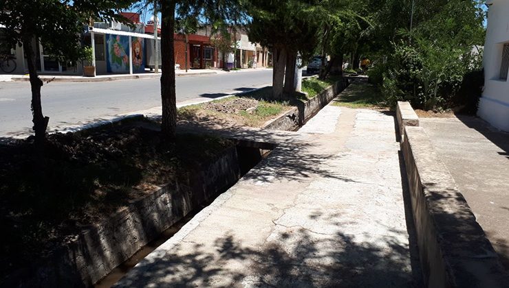 Limpieza en el sistema de canales a cielo abierto