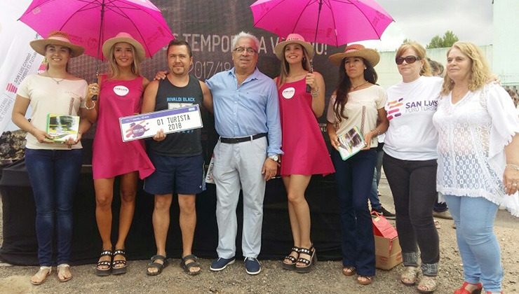 El ministro de Turismo recibió a los primeros turistas que ingresaron por La Punilla