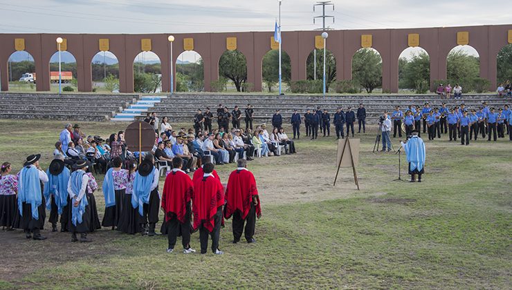 En Toro Negro celebraron la creación de la bandera nacional