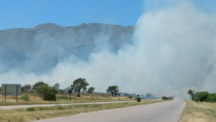 Bomberos combaten un incendio en la ciudad de La Punta