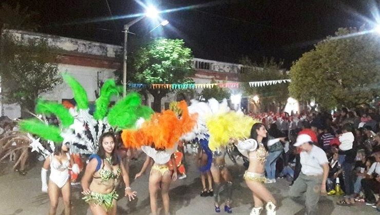 Brillo, color y ritmo de carnaval en Santa Rosa del Conlara