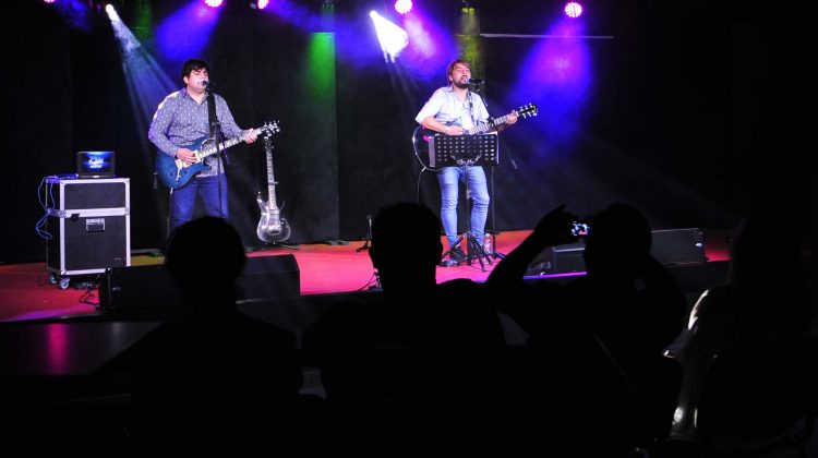 Rain Cover’s Band trajo los grandes éxitos del rock al Salón Blanco de Terrazas