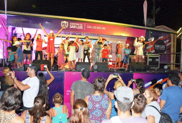 La actividad de promoción y difusión se realizó en la cuarta noche del Festival Internacional de Peñas.