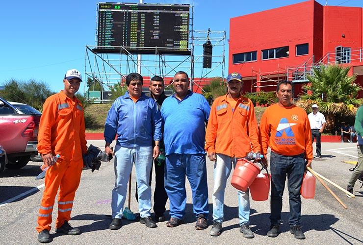 Trabajadores de Vialidad Provincial con el ministro de Obras Públicas e Infraestructura, Felipe Tomasevich.