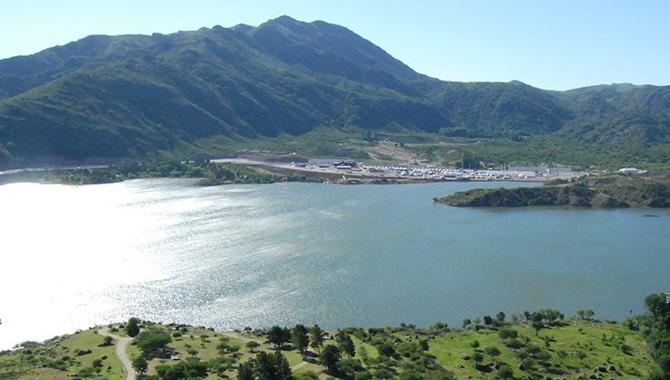 El Gobierno analiza la situación de los peces muertos en Potrero de los Funes