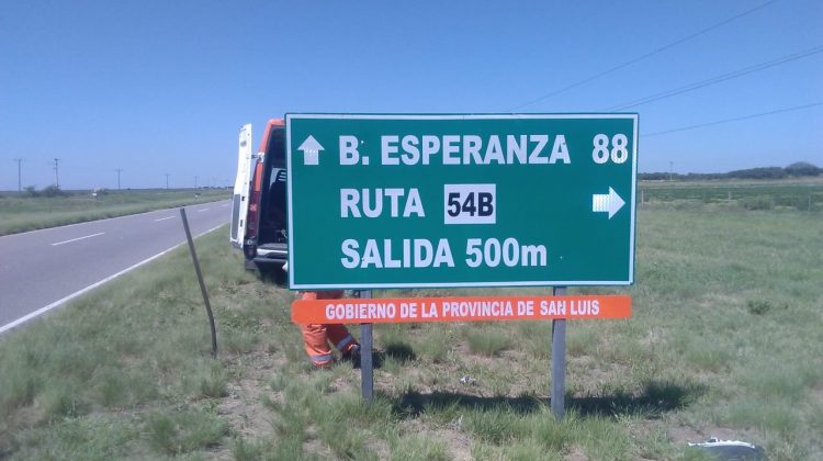 Colocaron 65 nuevos carteles viales en la Autopista Por la Paz en el Mundo