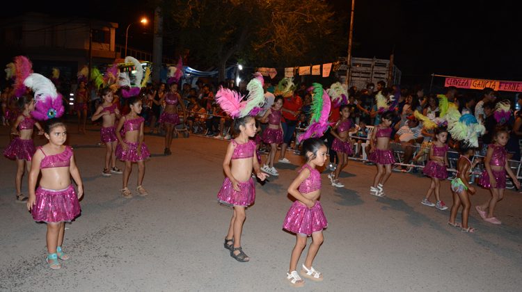 A todo brillo y color finalizó el carnaval de Quines