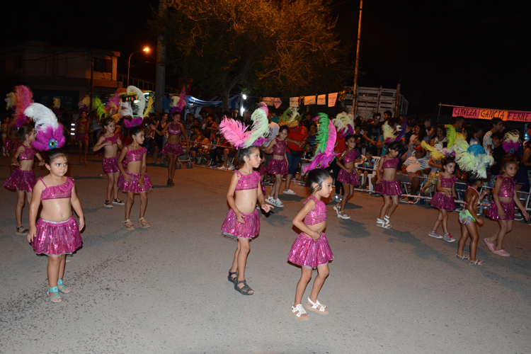A todo brillo y color finalizó el Carnaval de Quines.