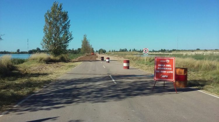 Reparan la calzada en zonas inundables de la ruta provincial Nº 3