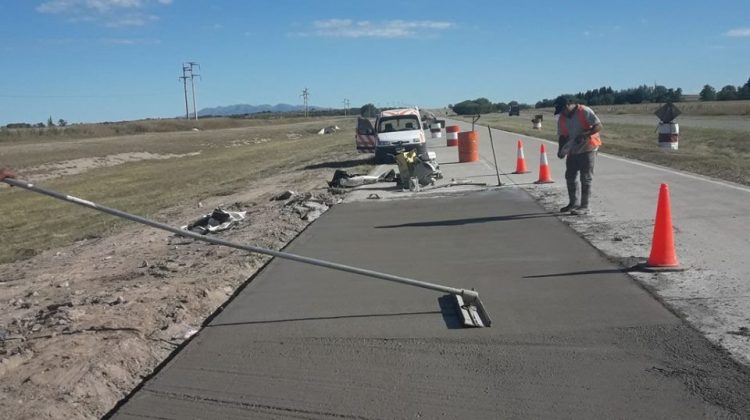 Recambian losas quebradas en la Autopista de los Comechingones