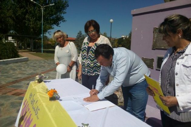 Sindicatos, municipios, organizaciones sociales, concejales y agrupaciones políticas firmaron acuerdos con la Secretaría de la Mujer