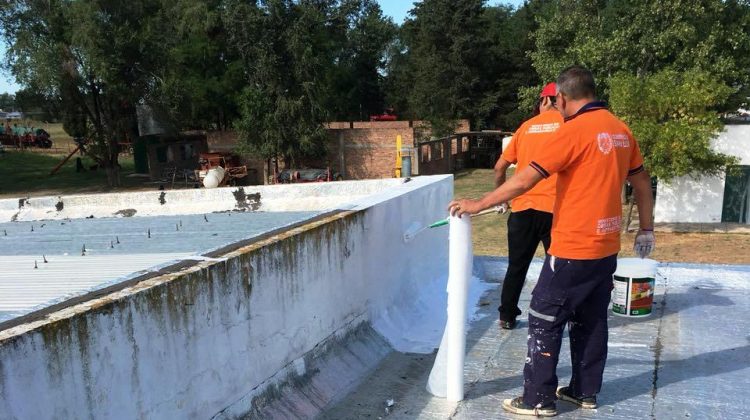 Continúan las tareas de mantenimiento en las escuelas de la provincia