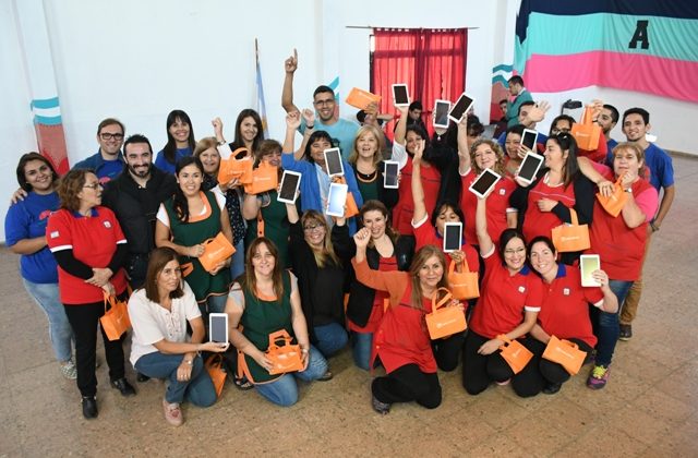 Esta semana continúa la entrega de tabletas a docentes