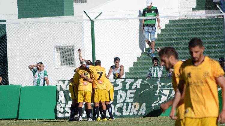 Estudiantes perdió con Flandria y quedó muy complicado con el descenso