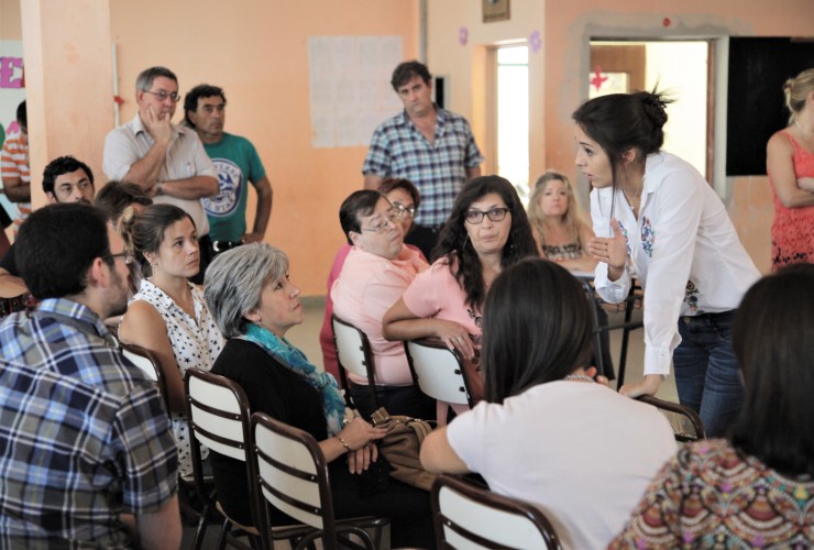 La ministra Spinuzza dialogando con padres y docentes del colegio.
