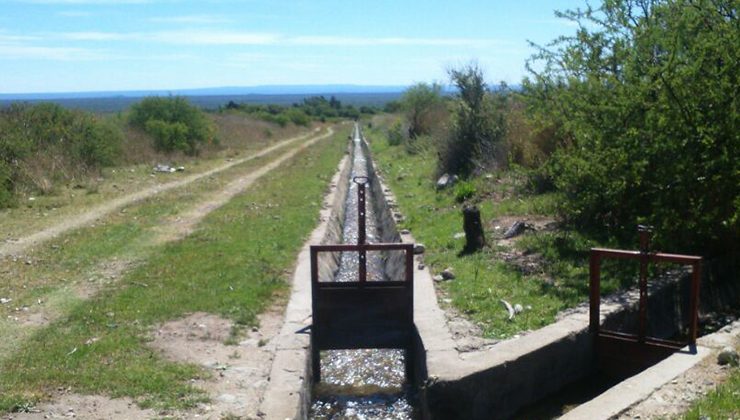 Maniobras para favorecer el curso de agua en la red de canales