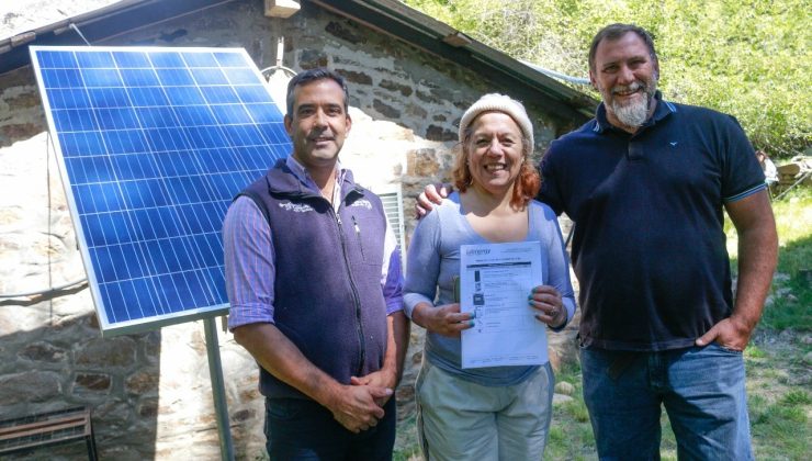 Calidad de vida: dos familias rurales recibieron su heladera solar